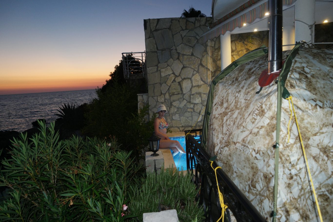 Saunazelt Mobiba RB-170 am Pool Saunazelt Mobiba RB-170 am Pool auf einer Terrasse in Kroatien bei Sonnenuntergang.