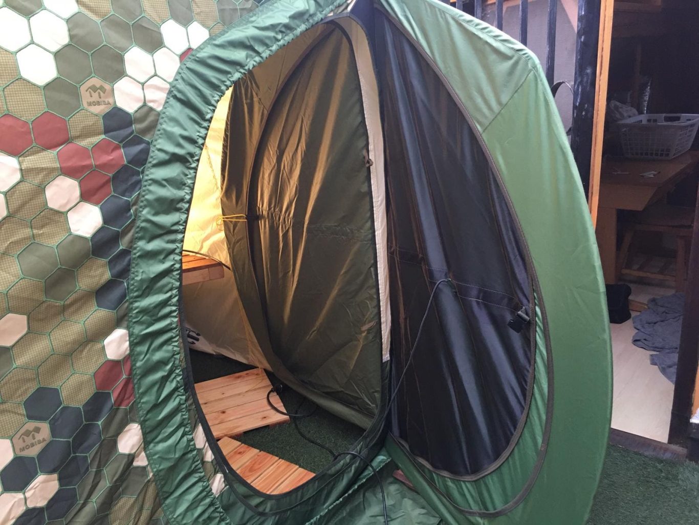 Mobiba MB-22 m³ – Eingangsbereich mit Schwingtür Eingangsbereich der Mobiba MB-22 m³ Zeltsauna: große Schwingtür mit Moskitonetz und Thermoschleuse für besseren Wärme- und Wetterschutz