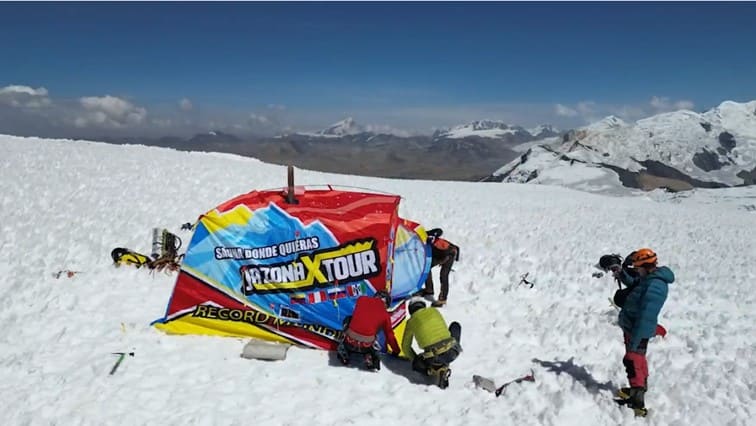 Mobiba Expeditions-Saunazelt in den Anden (Peru), 5731 m Mobiba Expeditions-Saunazelt auf 5731 m in den Anden (Peru) in Gipfelnähe des Nevado Condoriquiña; Team baut im Schnee auf.
