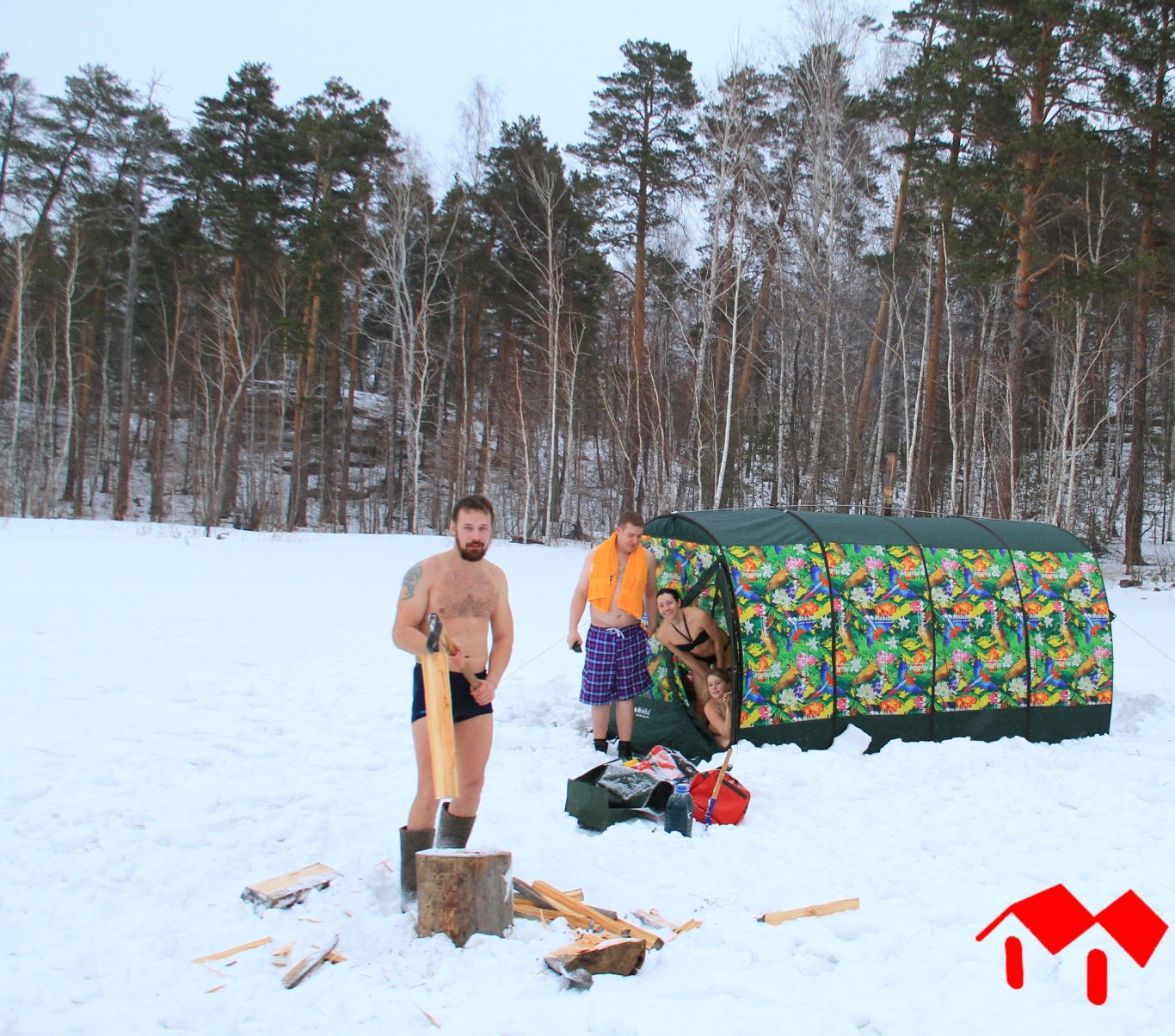 Mobiba MB-104 Zeltsauna auf dem Eis eines Waldsees Mobiba MB-104 Zeltsauna auf dem Eis eines Waldsees